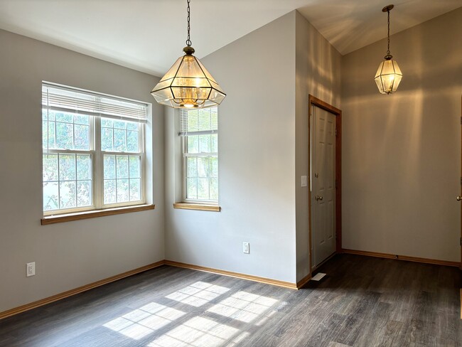 Building Photo - 3202 Quincy Ave