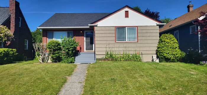 Foto principal - Exceptional 4 bedroom, 1 3/4 bath Two-Stor...