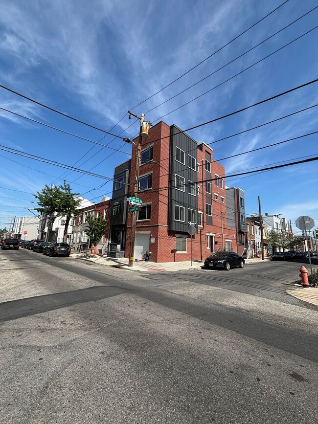 Foto del edificio - Gorgeous 4 Bedroom house with Three Roof-D...