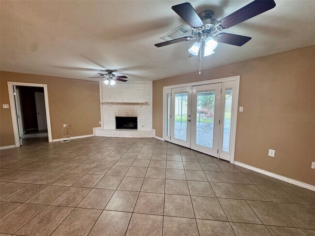 Foto del edificio - 345 Rachal Ave