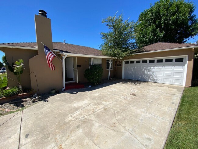 Foto del edificio - Charming 3 Bedroom Home in Quiet Tree-Line...