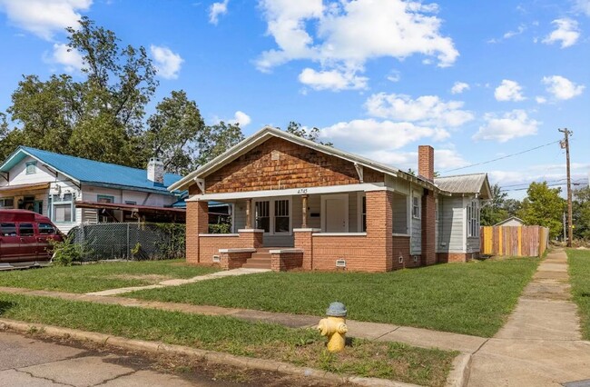 Building Photo - Newly renovated 3 bedroom, 2 bath home wit...