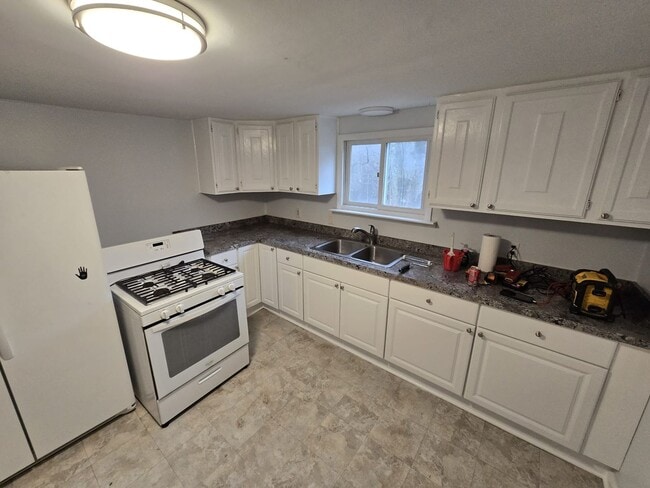 Building Photo - Cozy 3 Bedroom Home in Peaceful Kirkwood