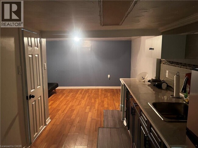 Photo du bâtiment - 282 Emerald St N