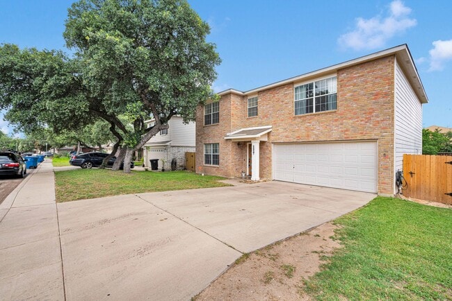 Building Photo - Charming 4 Bedroom Home!