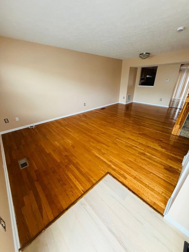 Building Photo - Edgewood 2 Bedroom End of Group For Rent!