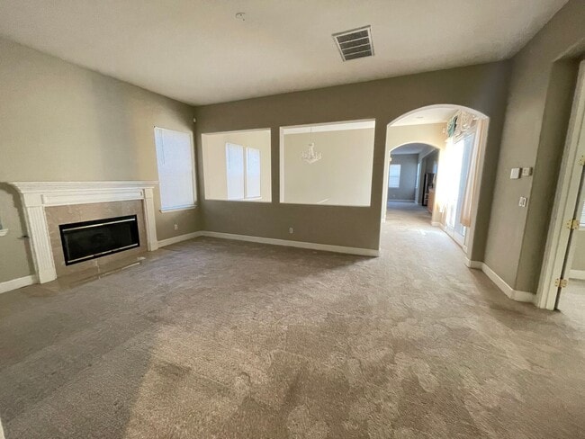 Building Photo - STUNNING SPACIOUS 5 BEDROOM HOME IN CONCOR...