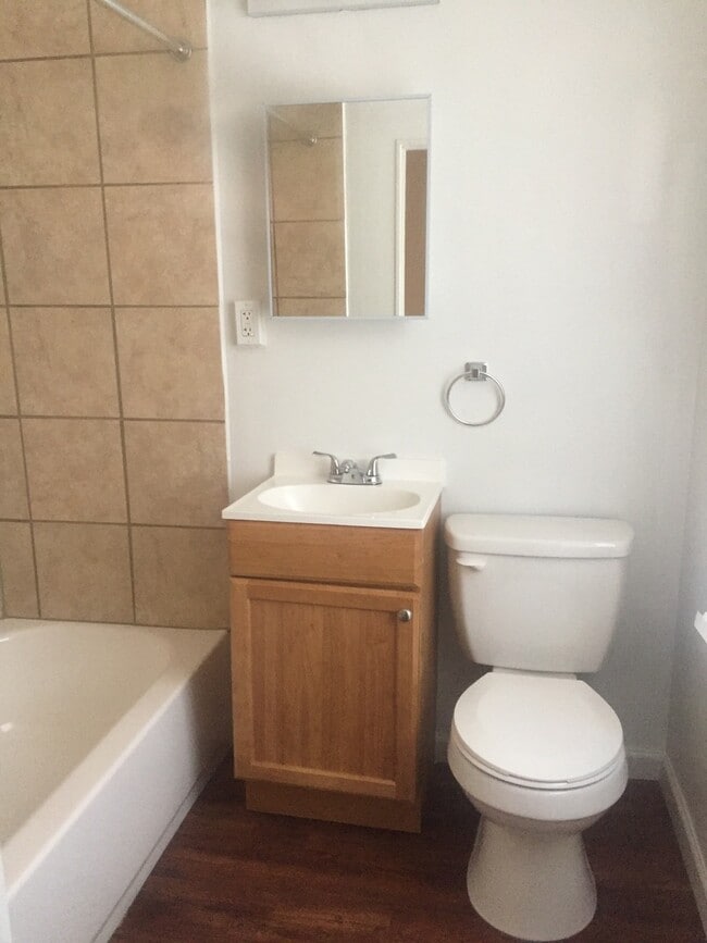 Building Photo - 1st Floor 1 Bedroom Apartment, Parking, Ya...