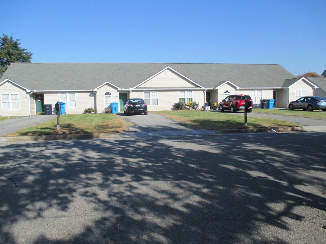 Building Photo - 2478-2484 Tuckawana Cir NW