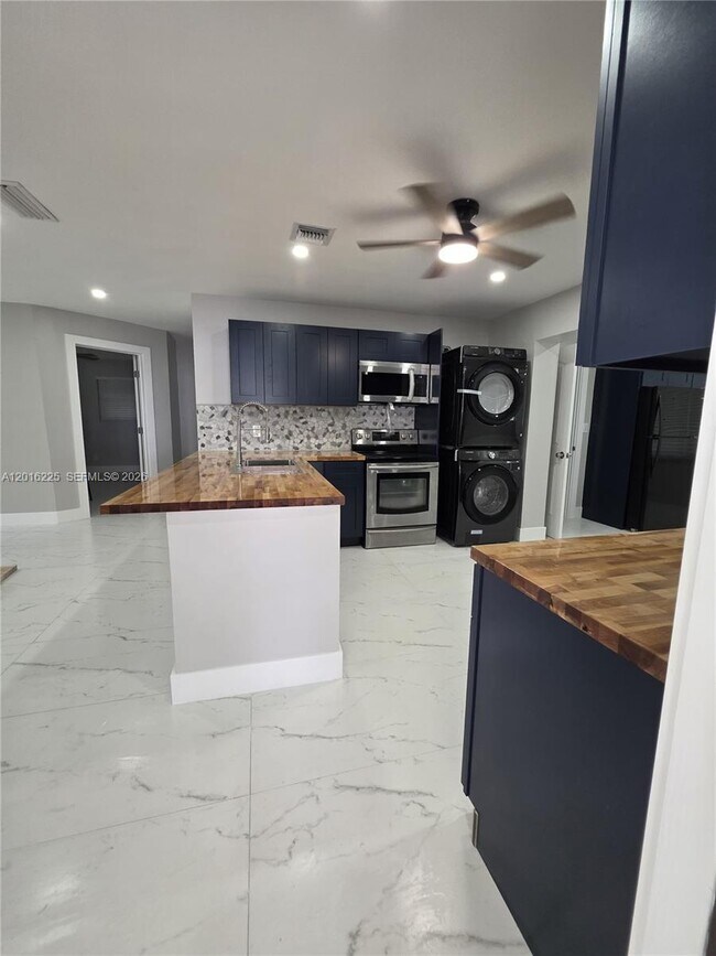 Foto del edificio - 2281 N 56th Terrace