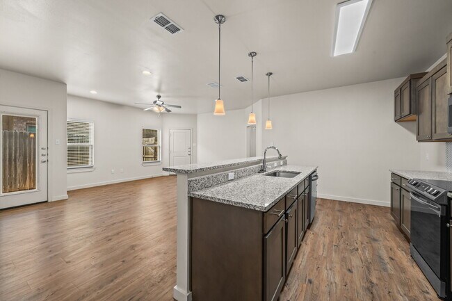Foto del edificio - Low-Maintenance Luxury in a Prime Location
