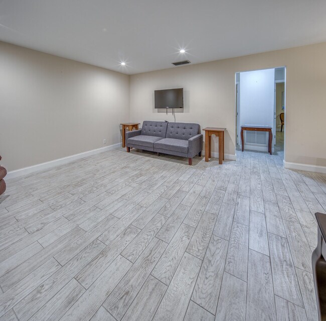 Foto del edificio - 301 S Lakeside Dr