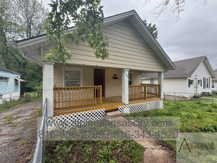 Primary Photo - Independence Home on Fenced Lot!