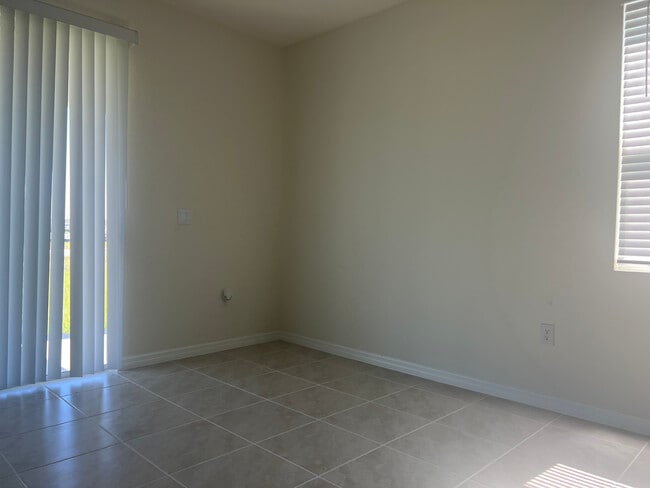 Foto del edificio - 1375 Isleta Lp