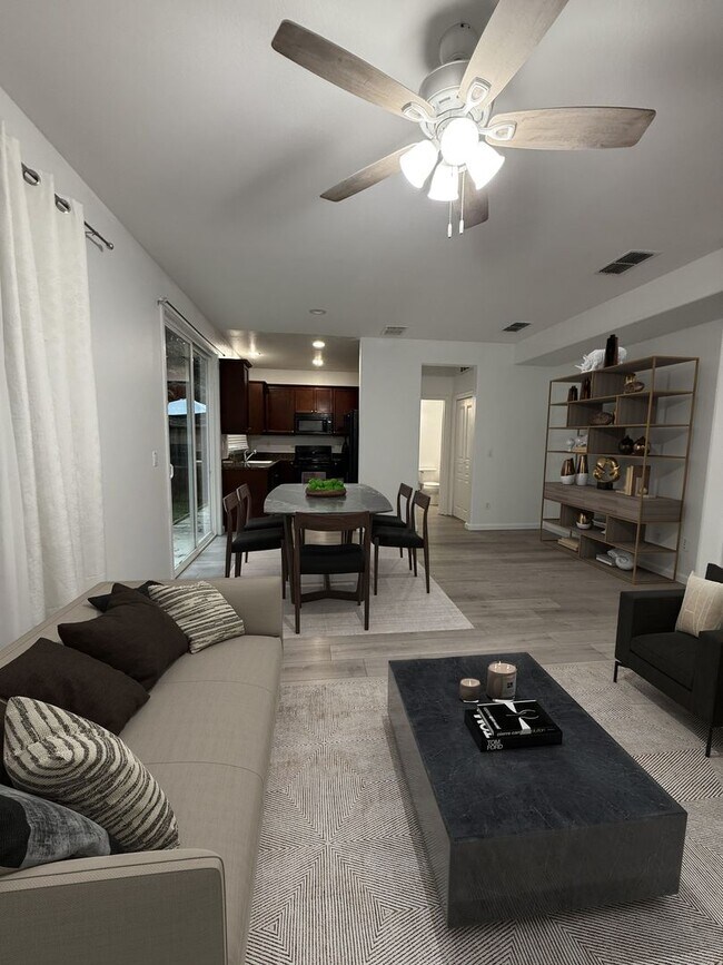 Foto del edificio - ** 3-Bedroom Two Story Home in Desirable Roseville Location!**