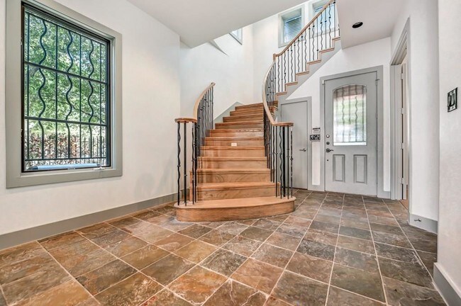 Building Photo - 3637 Oak Lawn Ave