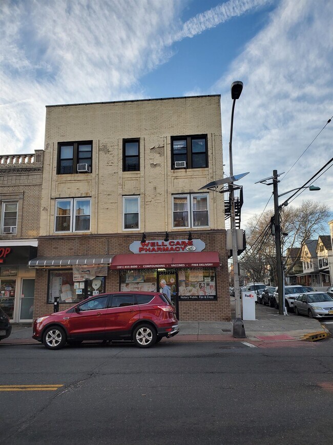 Building Photo - 779 Broadway