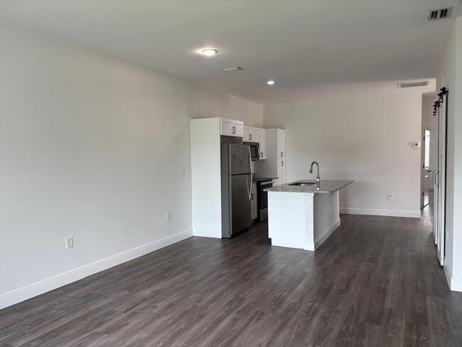Foto del edificio - Lehigh Acres Beautiful 2 bdrm/2 bath Plus ...