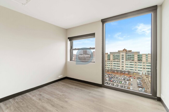 Foto del edificio - 1920 W Ogden Ave