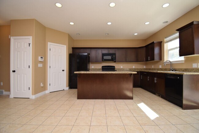 Foto del edificio - 5 Bed 3.5 Bath House next to TopGolf!!!