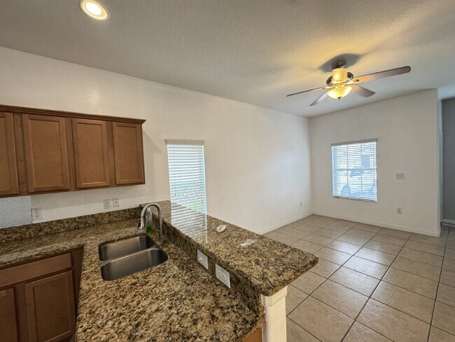 Foto del edificio - "Charming Tampa Retreat: Stylish 2-Bedroom with Granite Finishes & Guest Suite!"