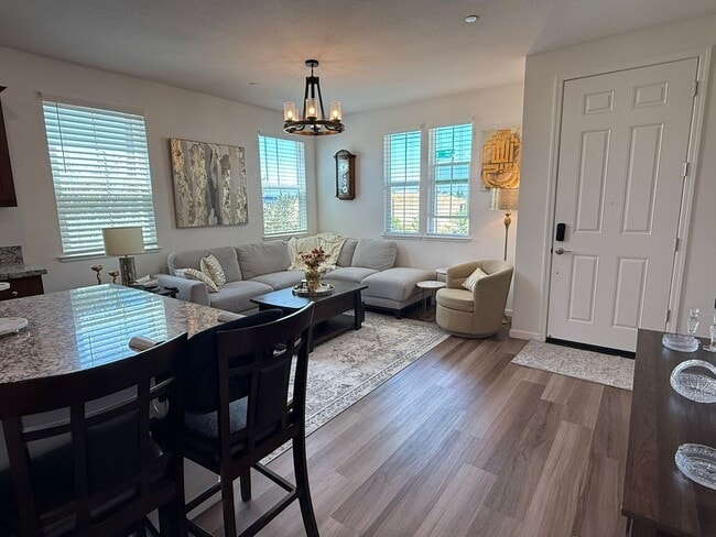 Foto del edificio - Modern Comfort Meets Prime Natomas Living ...