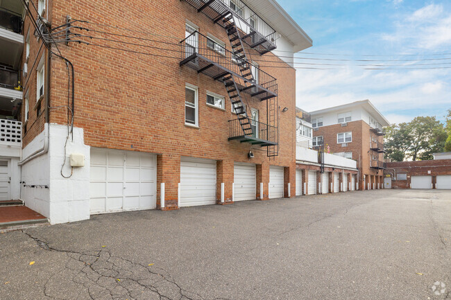 Building Photo - 200 S Middle Neck Rd