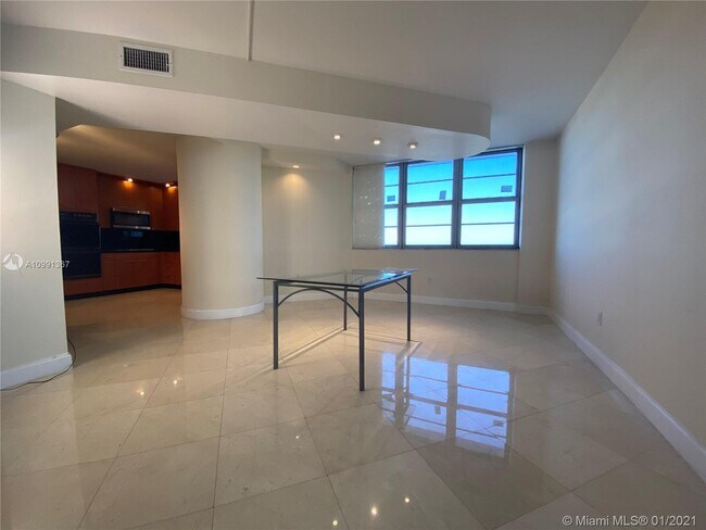 Foto del edificio - 5825 Collins Ave
