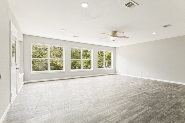 Foto del edificio - "Discover Spacious Comfort: 4-Bed, 2-Bath Home on Rockhill Road, Fort Worth!"