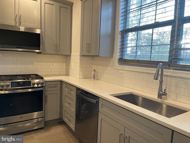 Building Photo - 23255 Milltown Knoll Square