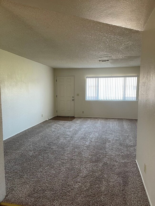 Building Photo - 2081 Rosamond Ave