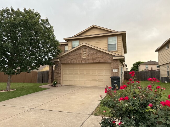 Building Photo - 813 Draco Dr