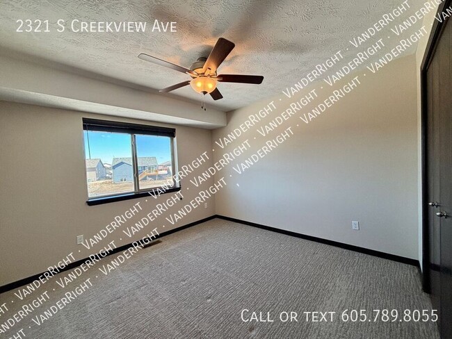 Building Photo - 2321 S CreekView Ave
