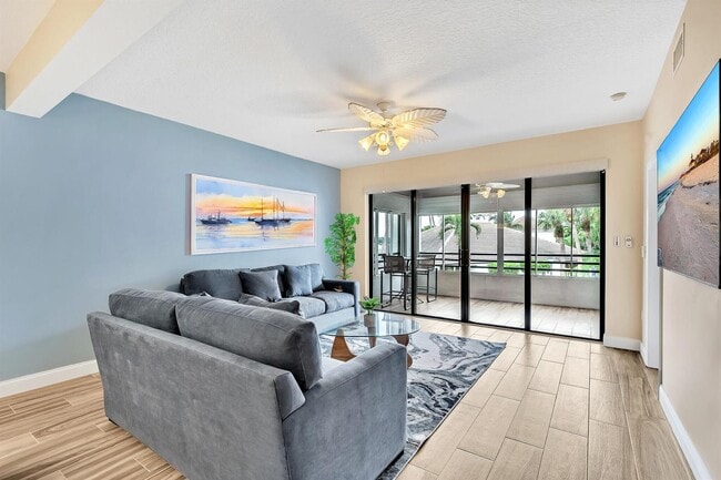 Foto del edificio - 827 Oak Harbour Dr