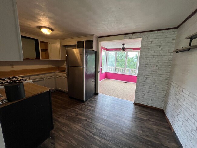 Building Photo - Welcome to this charming 2-bedroom, 1-bath...