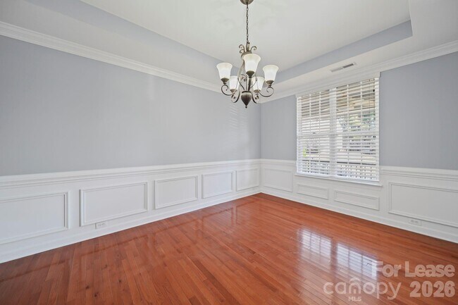 Foto del edificio - 704 Springwood Dr