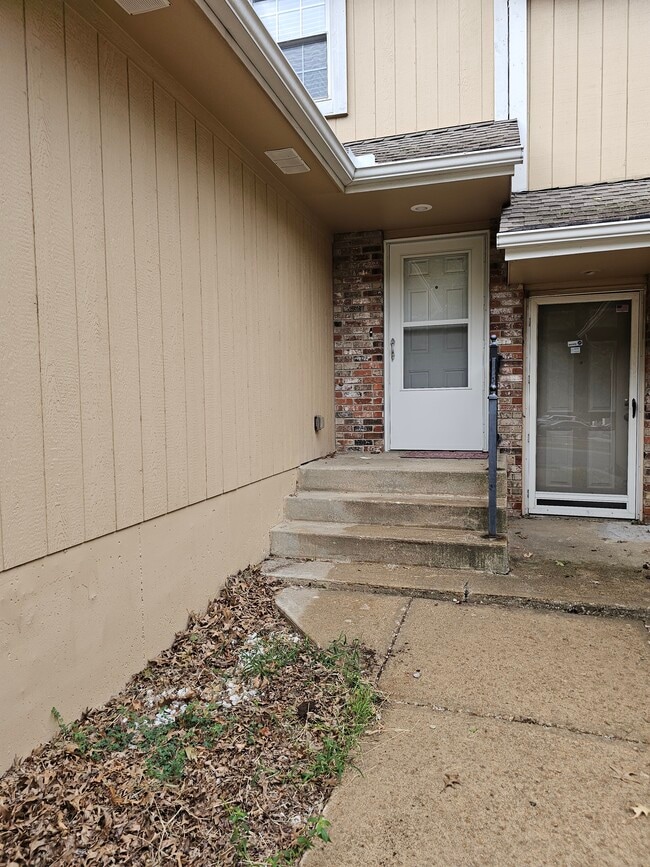 Building Photo - 1821 NE Knollbrook St