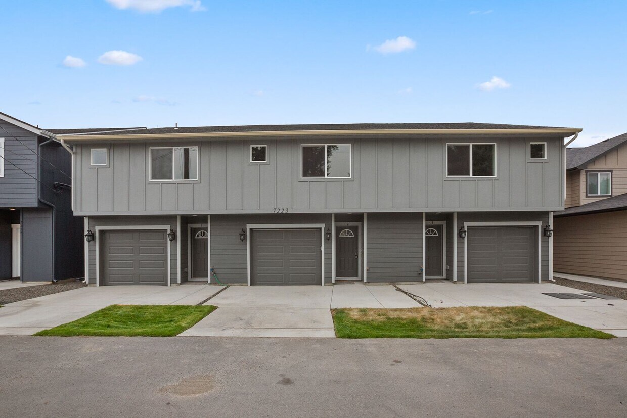 Primary Photo - 3 bedroom 2.5 bathroom End Unit Modern Tow...