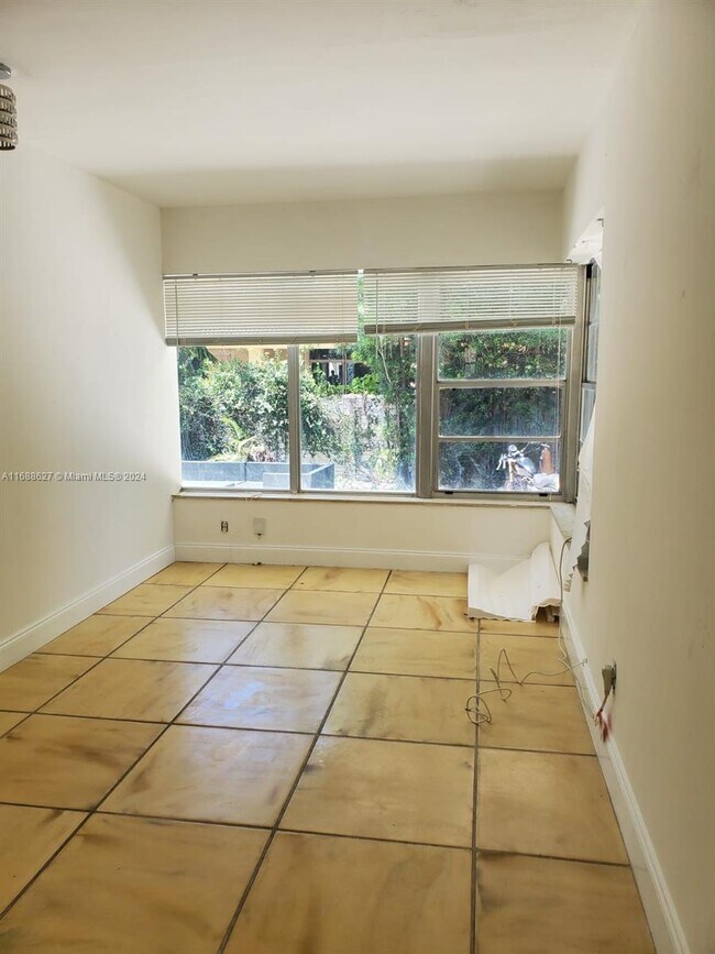 Building Photo - 975 NE 171 St