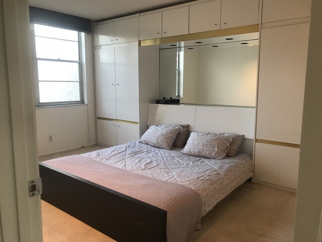 King size bedroom - 9325 Lagoon Pl