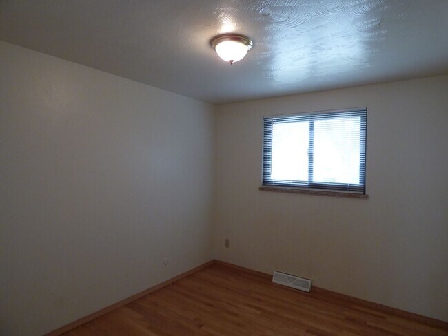 Building Photo - Adorable 3 bedroom, 1 bath in Longmont Est...