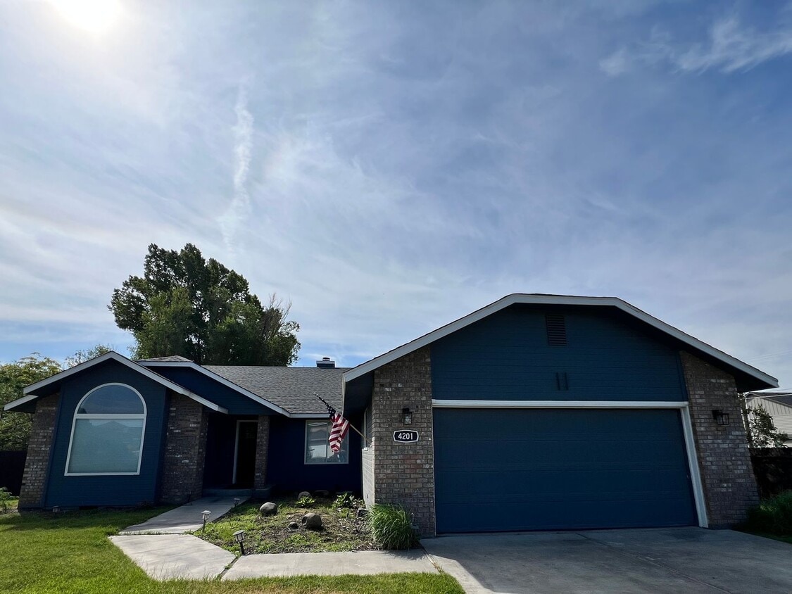 Primary Photo - Pet Friendly, Beautiful Home in The Cove W...