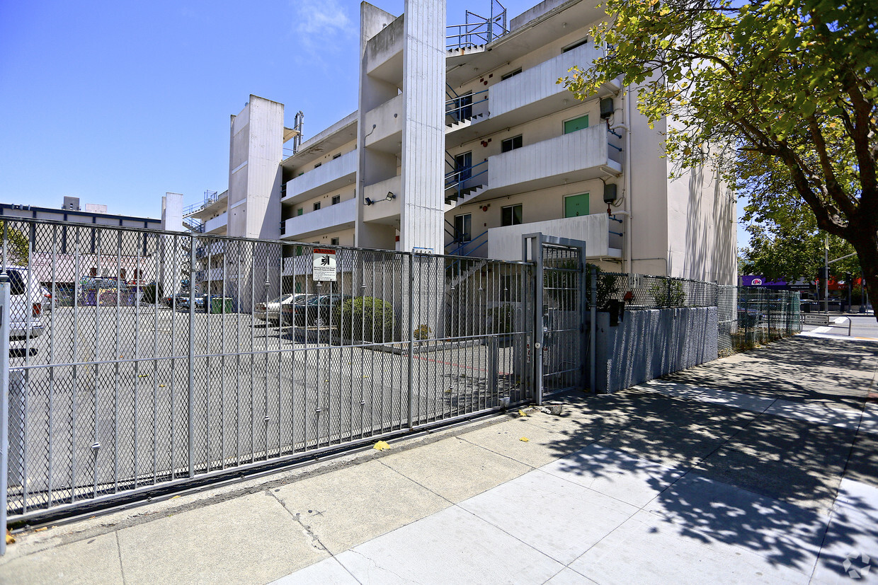 Foto principal - Jones Memorial Homes