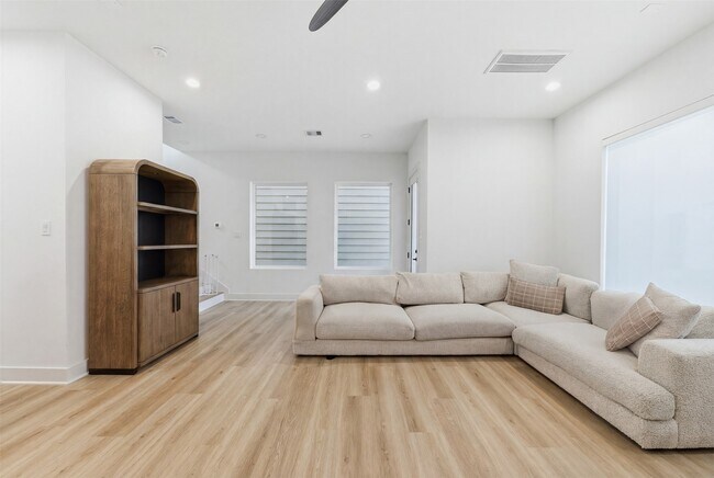 Foto del edificio - 8317 Brecha Ln