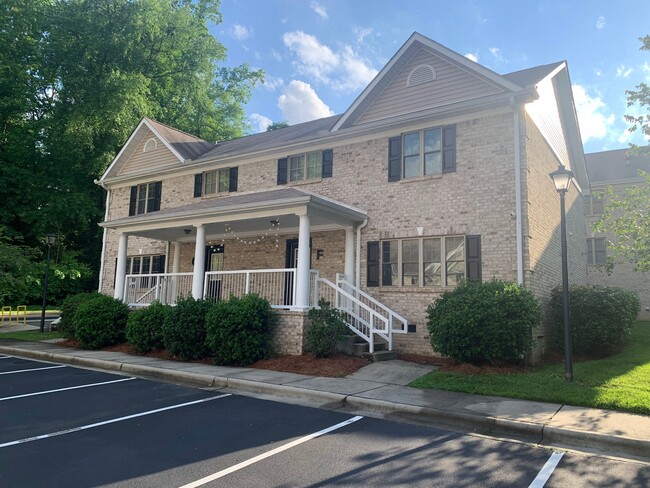 Evellien &amp; Provence: Townhomes + Apartment - Apartments in Elon 