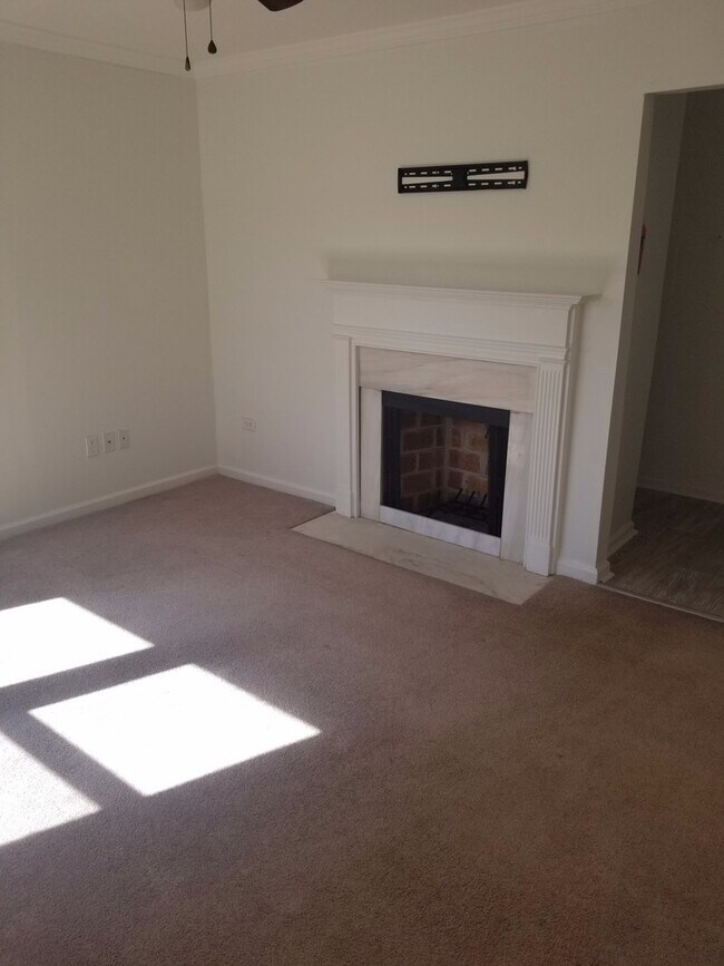 Building Photo - Charming historic bungelow close to downto...