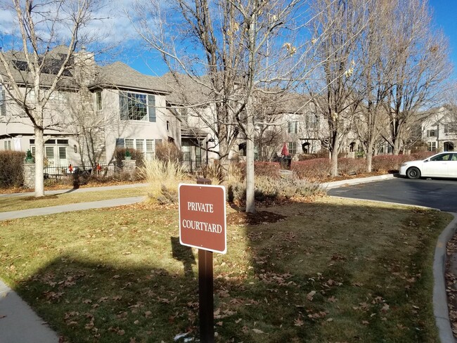 Foto del edificio - Stunning 4 Bedroom 3.5 Bath Lowry Townhome...