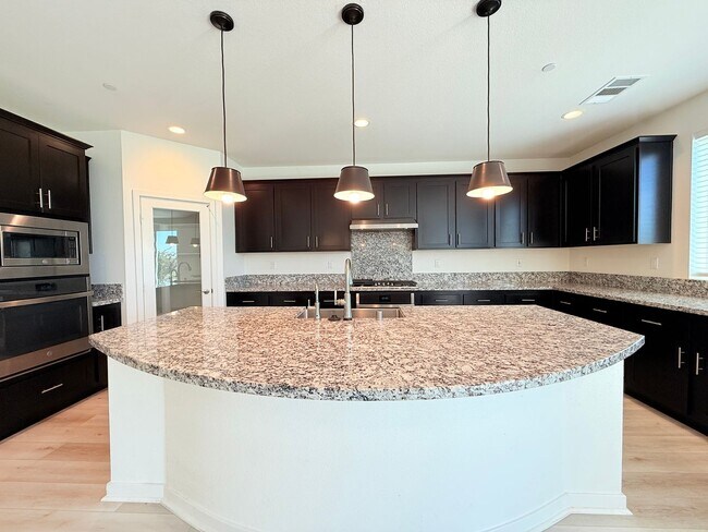 Building Photo - AVAILABLE NOW!! STUNNING 5 Bedroom 3 bathr...