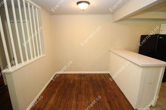 Building Photo - 801 N Ash St