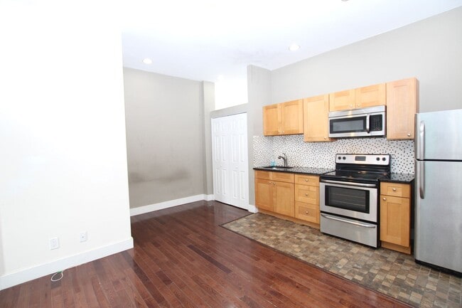 Building Photo - Spacious studio in Fairmount.